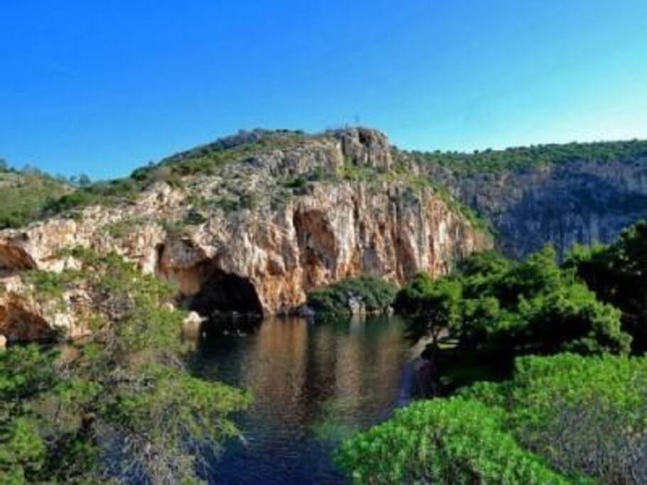 Vouliagmenis lake. (400 m)