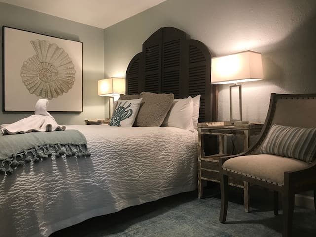 BV310 - Hangout Studio w ONE FREE PARKING PASS!