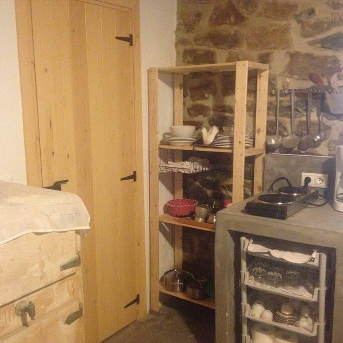 Kitchen space (sink, fridge, freezer, hotplates, kitchen utensils, china, etc.)