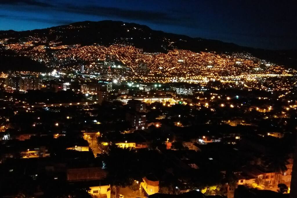 un bellísimo atardecer de agosto 2018 visto desde el piso 20 del Ed Santa Elena PH.