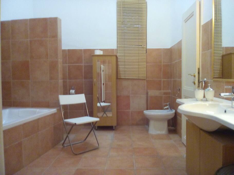 huge bathroom with bath/shower, bidet and WC and vanity unit