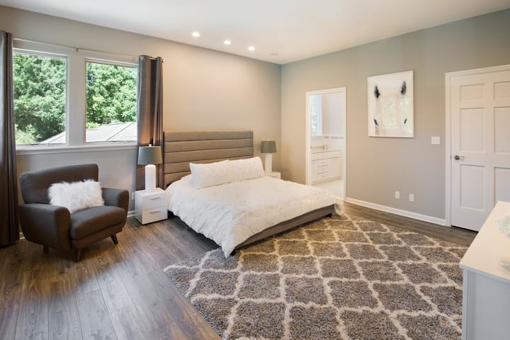 Guest Bedroom with King Bed, Bathroom en Suite.