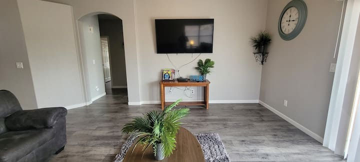 סלון גדול עם טלוויזיה חכמה 55 אינץ'.