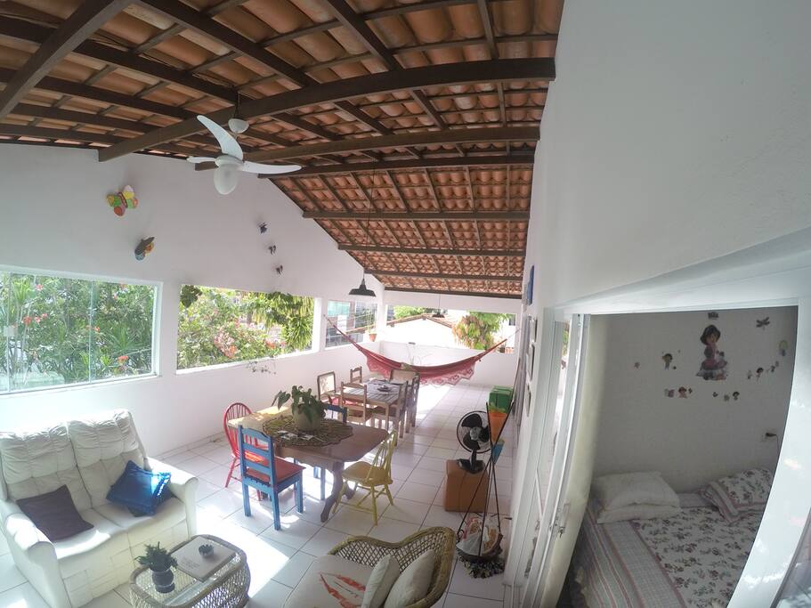 quarto principal com acesso a varanda e duas mesas com cadeiras