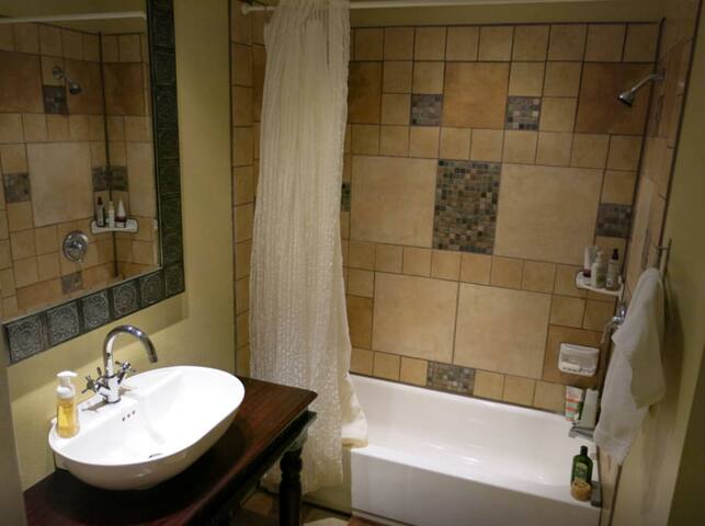 Close-in East Austin Town House gallery image 5