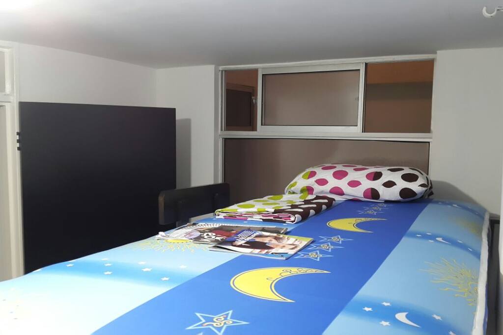Habitación limpia y ordenada.