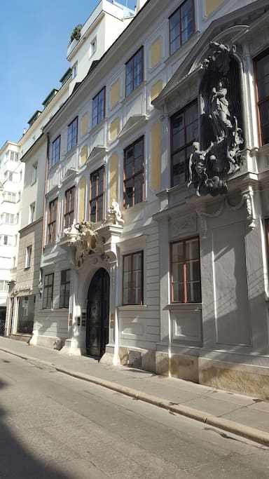 Street entrance of the Palais Savoyisches Damenstift
