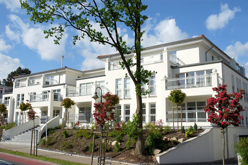Die Hausansicht der Dünenresidenz Königin Augusta im Ostseebad Binz auf Rügen.