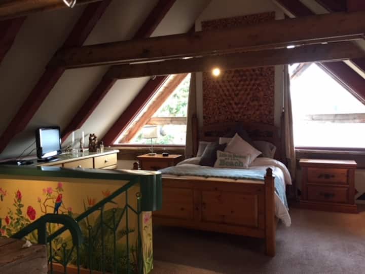 ห้องนอนชั้นบน (เตียงควีนไซส์)