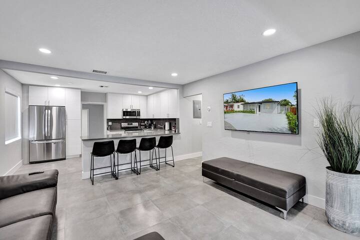 Hollywood Sunshine Resort – 2 House’s and Hot Tub gallery image 4