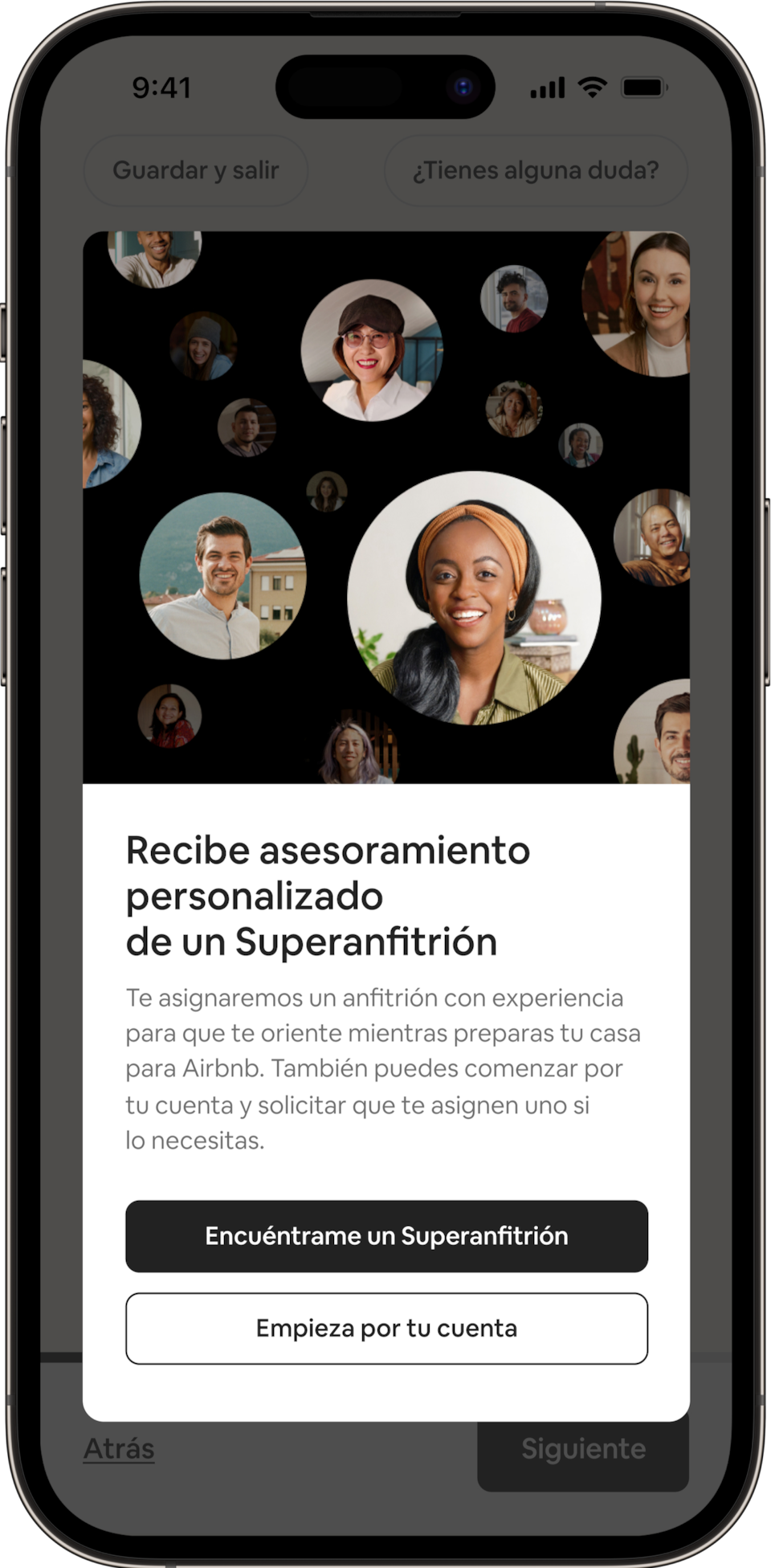 Un teléfono muestra una ventana emergente que dice: Recibe orientación personalizada de un Superanfitrión. Por encima de este título vemos a la Superanfitriona Myranda, rodeada de más círculos con Superanfitriones sonrientes.

El texto de la pantalla dice: Te asignaremos un anfitrión con experiencia de tu zona para que te oriente mientras pones tu casa en Airbnb. También puedes empezar por tu cuenta y pedir ayuda más tarde.

Dos botones a continuación te dan la opción de pedir que te asignen un Superanfitrión o simplemente comenzar por tu cuenta.