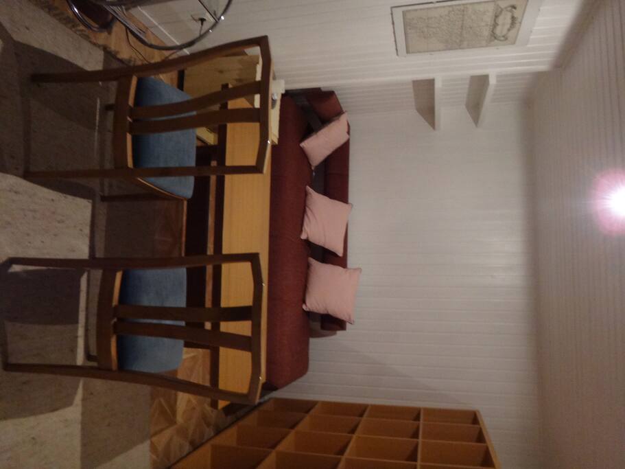 Schlafzimmer: Ausziehcouch und Esstisch (höheherstellbar, ausziehbar)