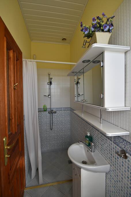 bedroom 2 (bathroom)