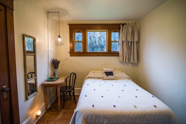 Das zweite Schlafzimmer verfügt über ein großes Bett und hat privaten Zugang zum Wintergarten. 