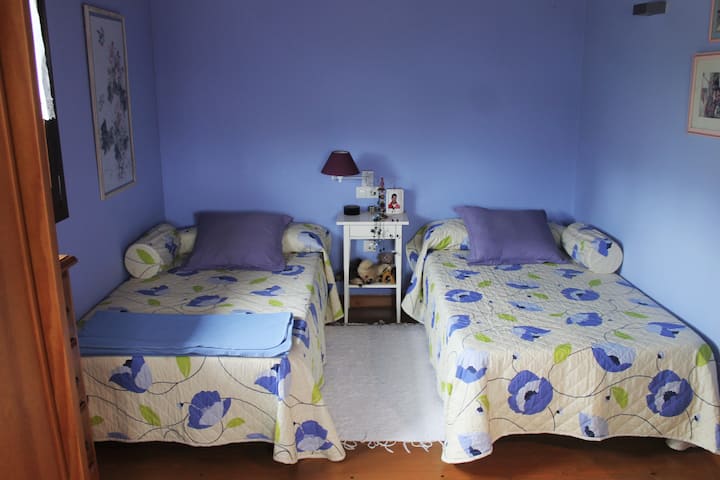 חדר שינה 2 עם שתי מיטות יחיד של 1.05 כל אחת. 