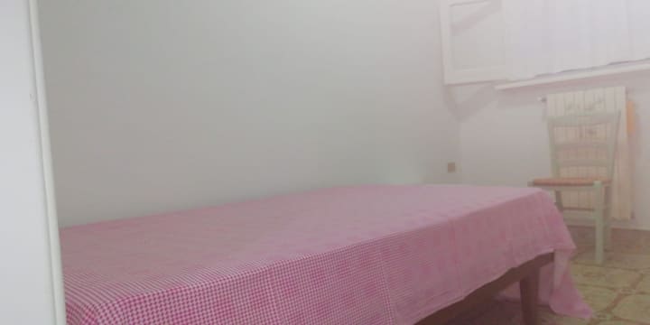 חדר שינה עם מיטה זוגית