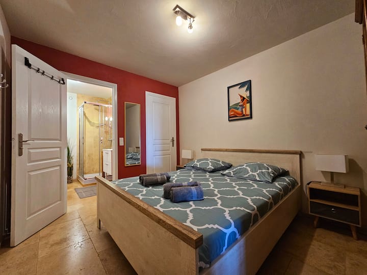 Საძინებელი 5, ბაღის იატაკი, აღჭურვილი საშხაპე ოთახითა და უნიტაზით