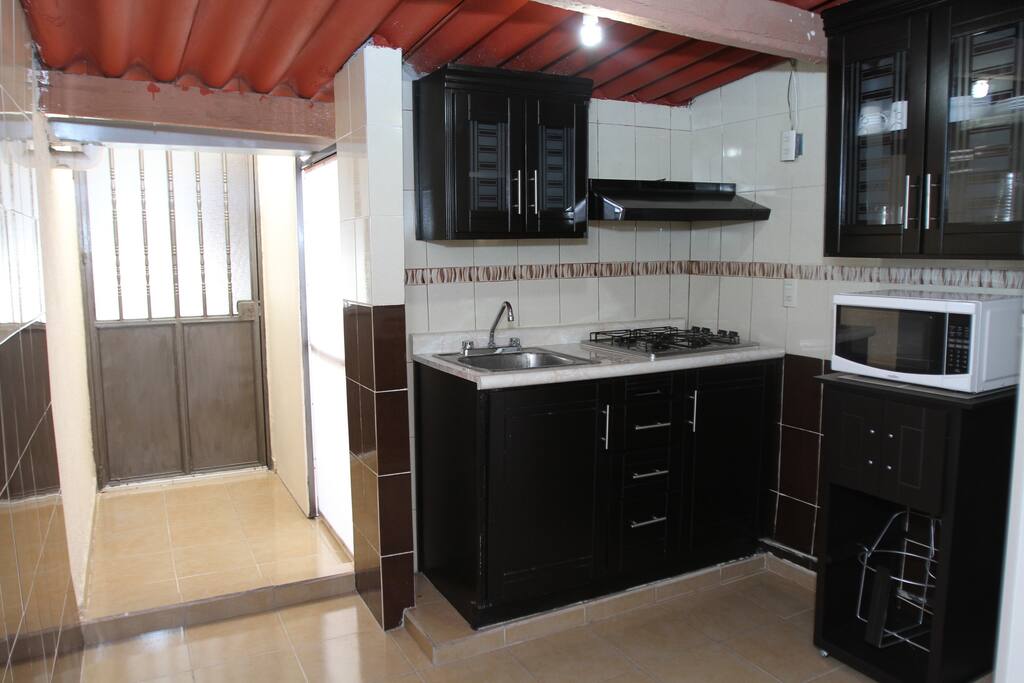 Cocina y pasillo al patio