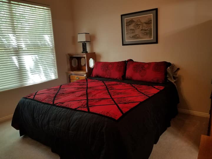 Dormitorio principal (cama tamaño king)