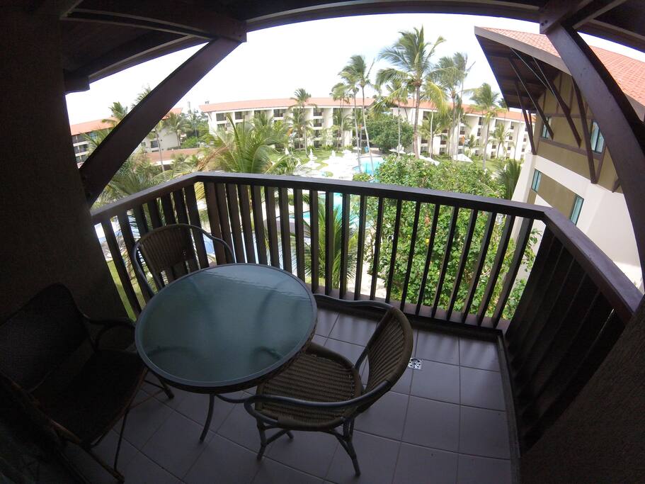 Varanda com vista para piscina