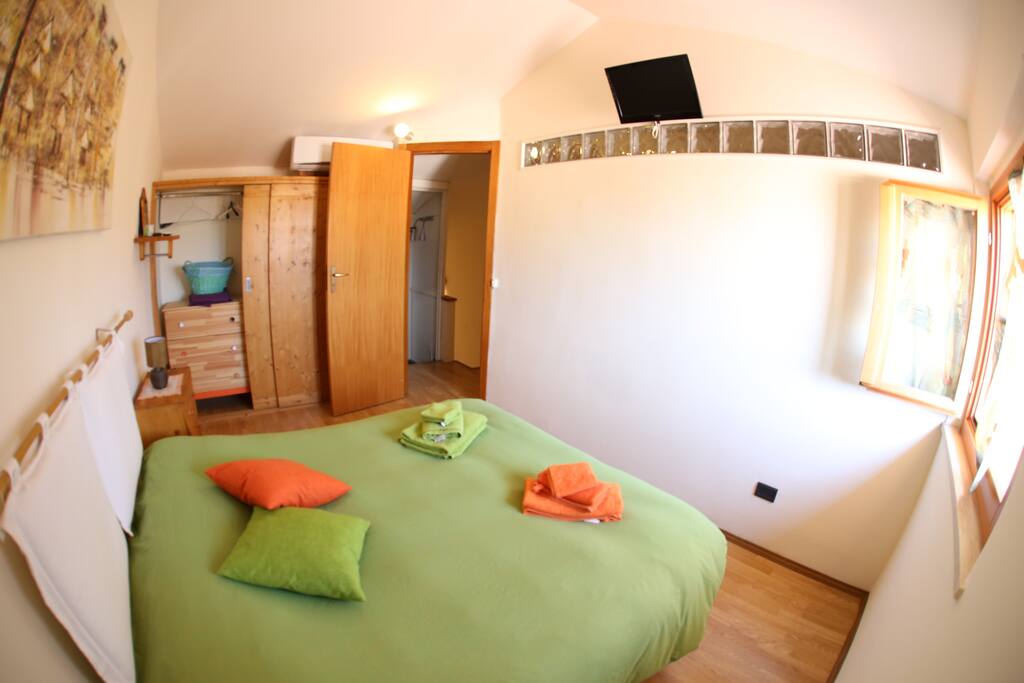 Camera matrimoniale con TV e climatizzatore