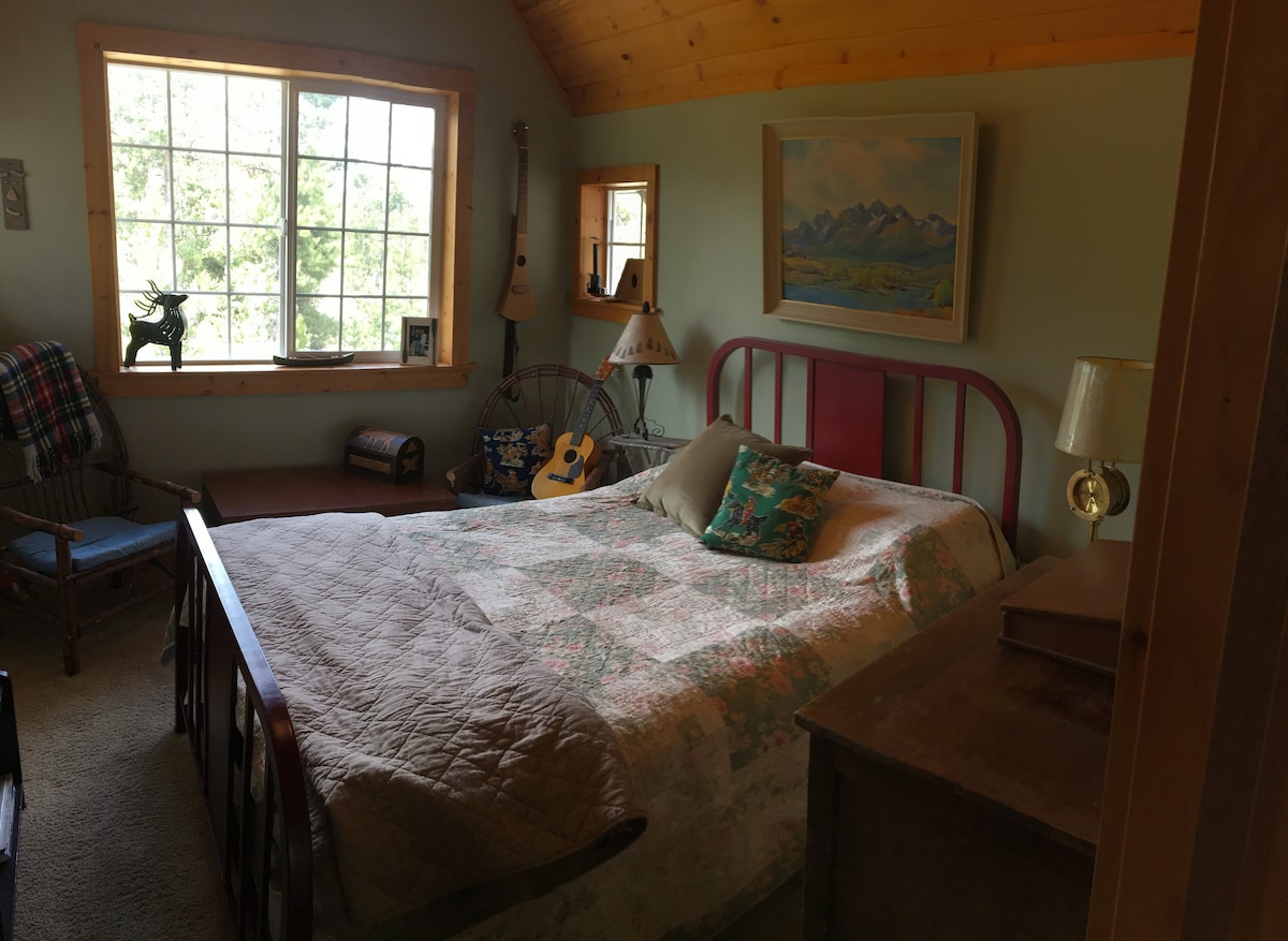 غرفة نوم للضيوف في الطابق العلوي وسرير كامل الحجم