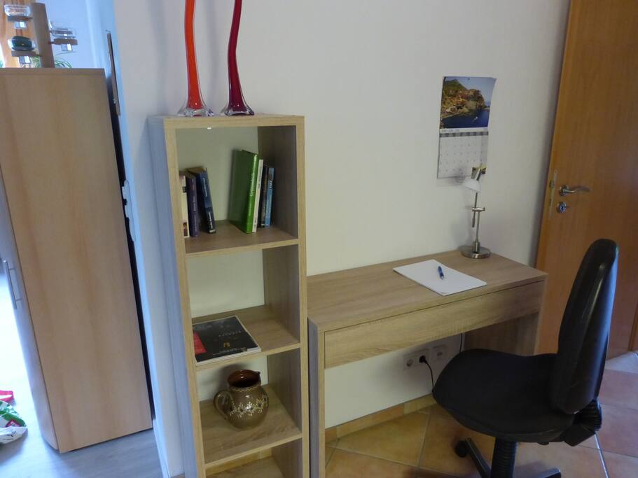 Schreibbereich im Wohnzimmer für PC/Laptop, WLAN-Anschluss.