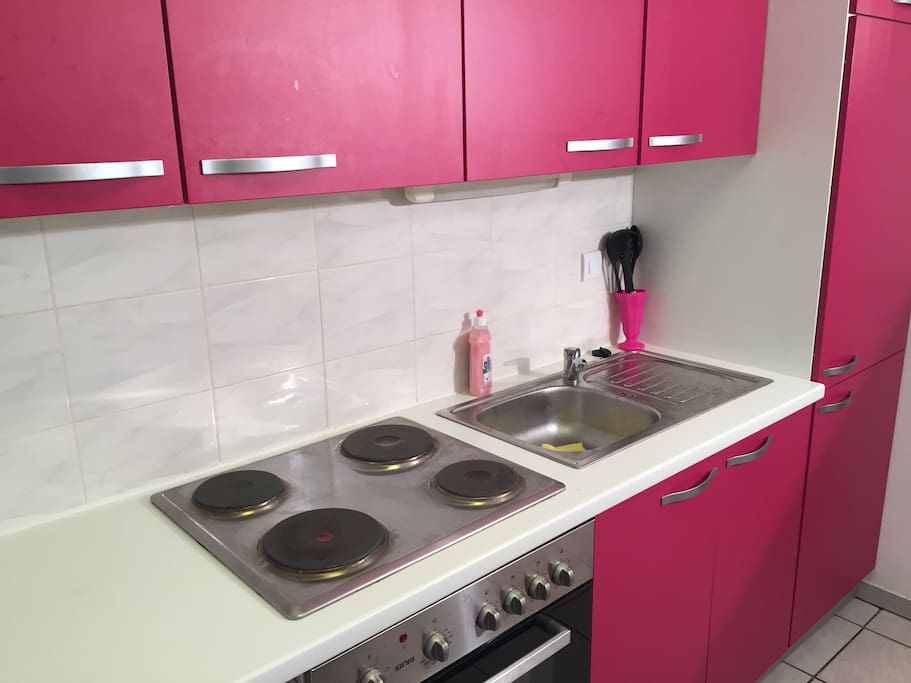 Fully equiped kitchen with frizer and refrigirator