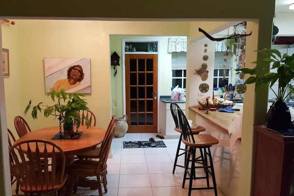 Another view of the dining area & kitchen bar counter - pull up a chair and enjoy!