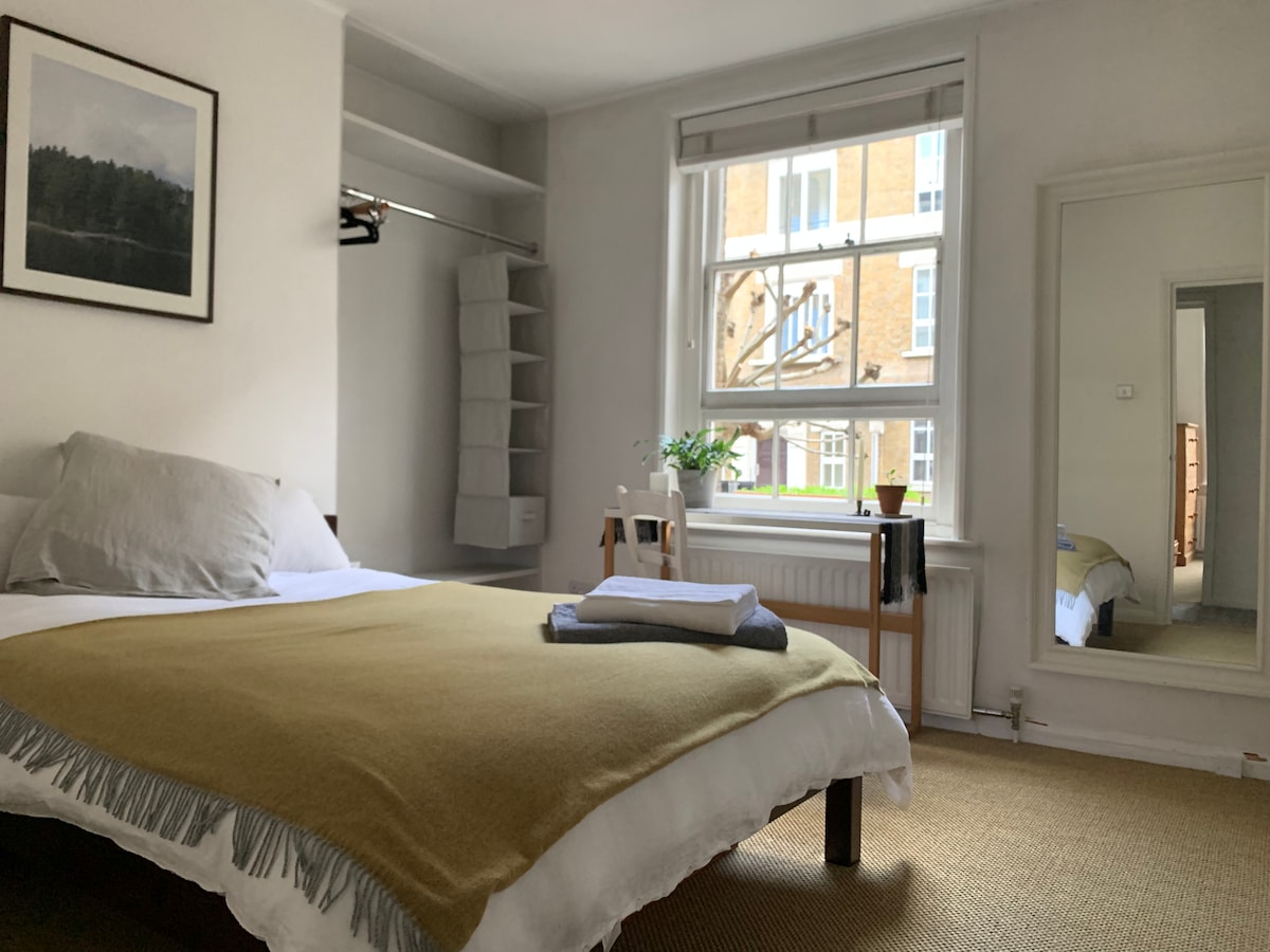 Dormitorio doble delantero (orientado al oeste) 