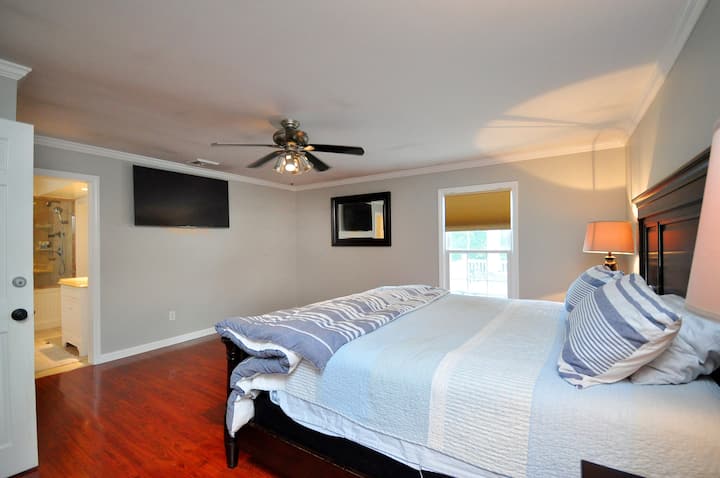 غرفة نوم رئيسية بسرير كبير