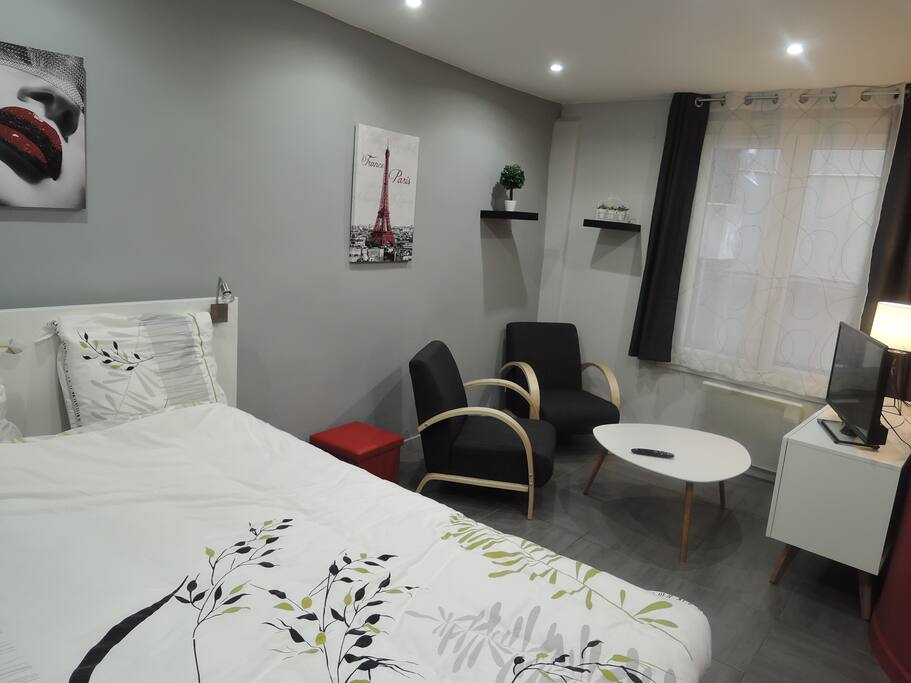 La chambre, avec sa bonne literie, son petit coin salon avec télévision..