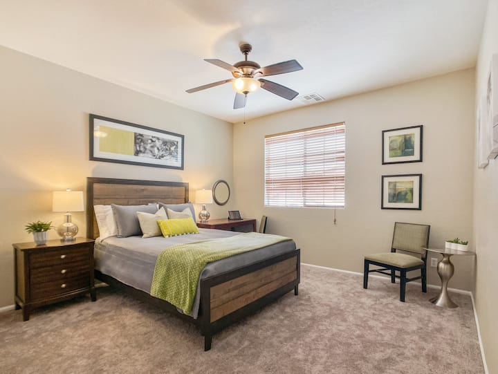 5号卧室、标准双人床、WFH办公桌和衣橱，山景