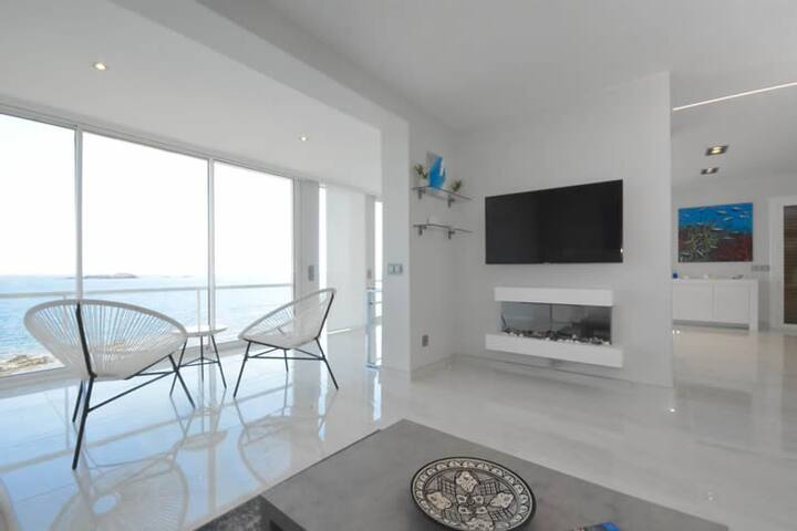 Max – Casa en primera línea de mar. gallery image 3