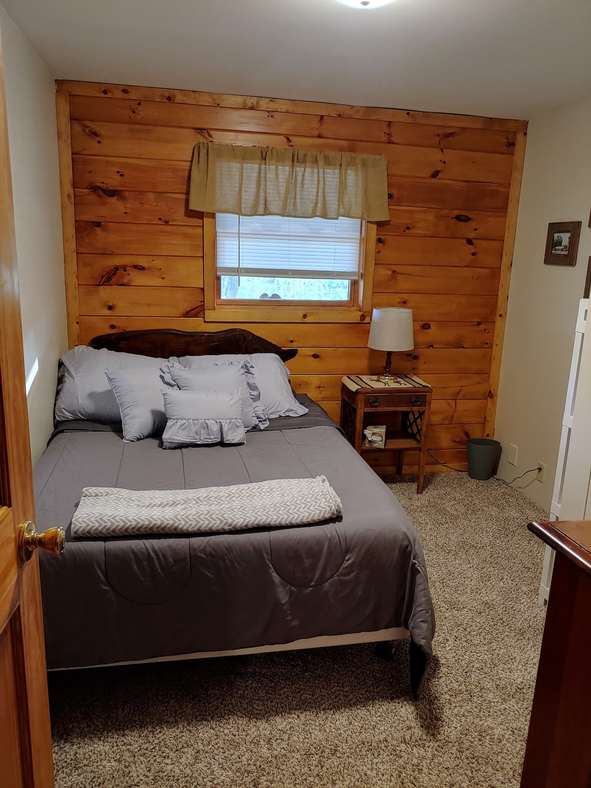 Spálňa dve s plnohodnotnou posteľou, komorou, nočným stolíkom a šatníkom s prístelkou a podlahovým ventilátorom. 