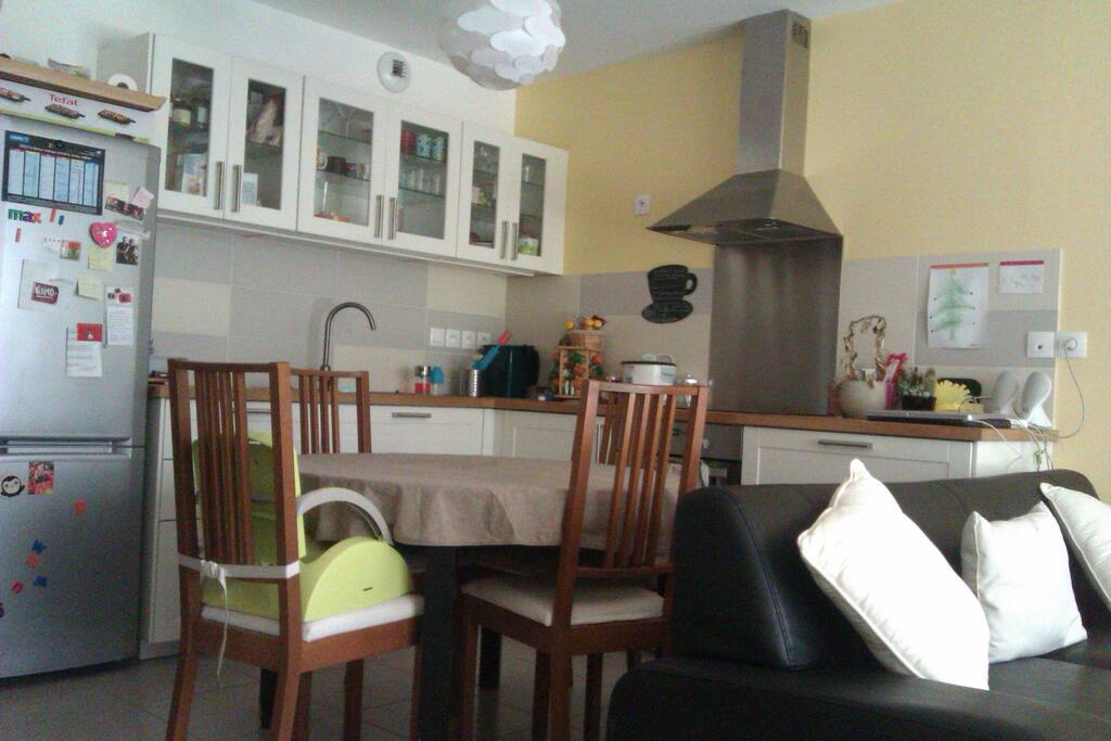 Cuisine neuve ouverte sur salon