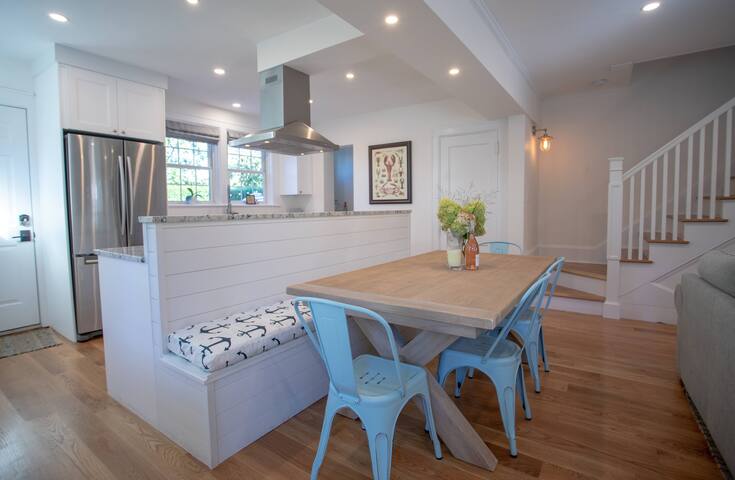 *WALKING DISTANCE TO EVERYTHING* 6BR + PARKING gallery image 3