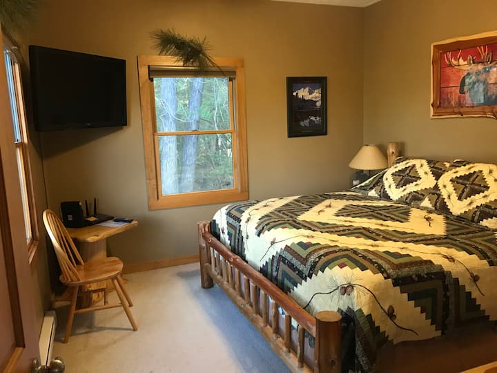 Master bedroom with King Size SUPER COMFORTABLE bed w/ satellite dish TV & Wi-Fi