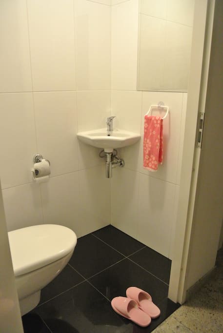 トイレは共有です。Share space