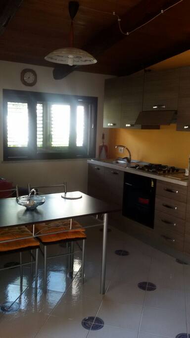 Cucina completa con tv , divano e confort