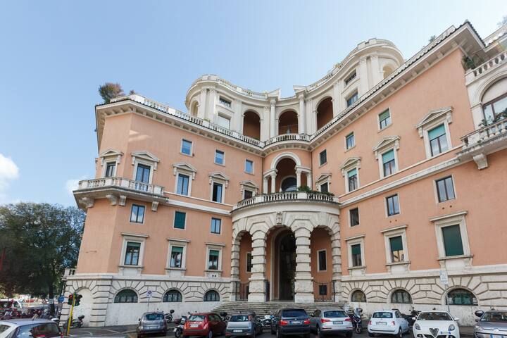 Elegant Popolo Art, Spacious Luxury, City Center gallery image 4