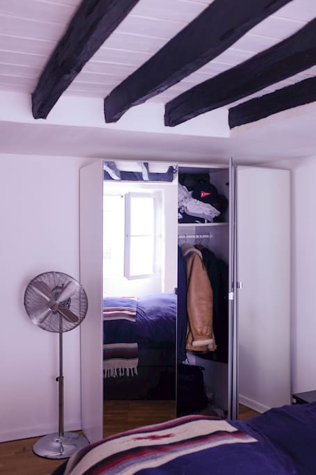 dressing, miroir dans la chambre, ventilateur.