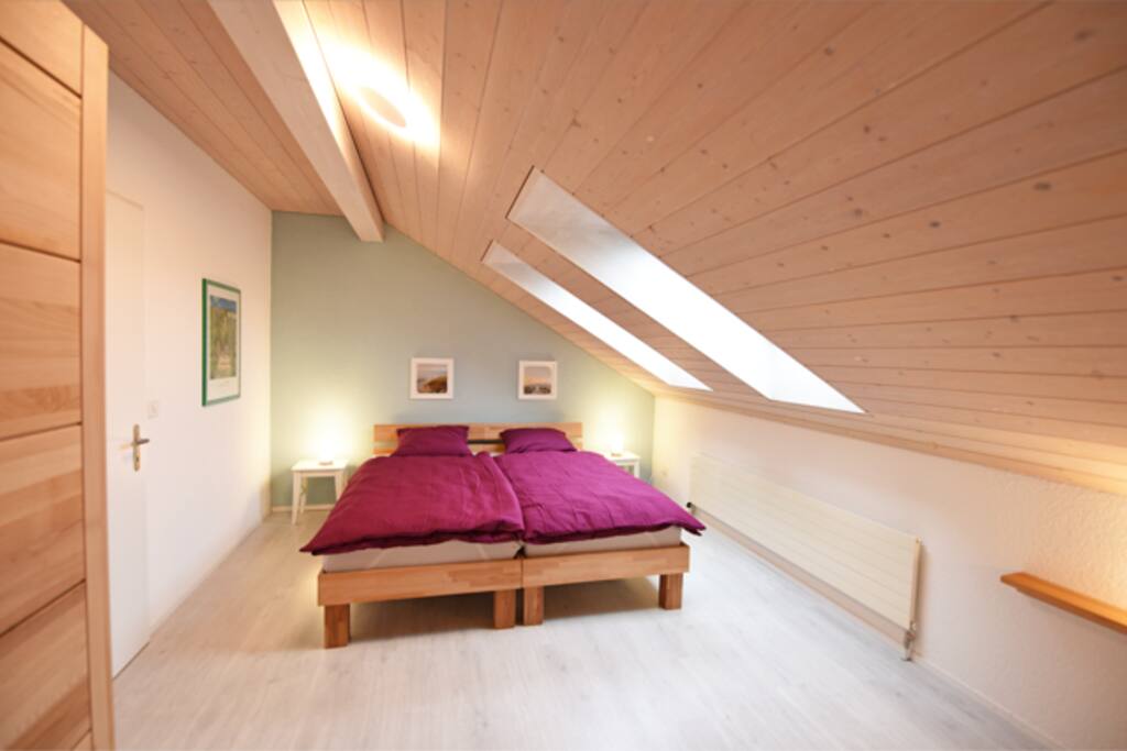 Schlafzimmer 1 - Grosses Doppelbett