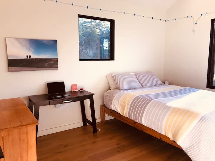 Chambre avec lit 160 et matelas simple