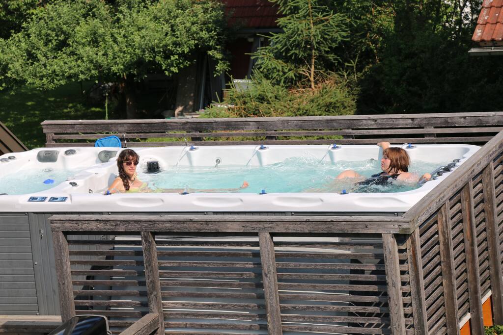 geheizter Swimmspa mit Jacuzzi