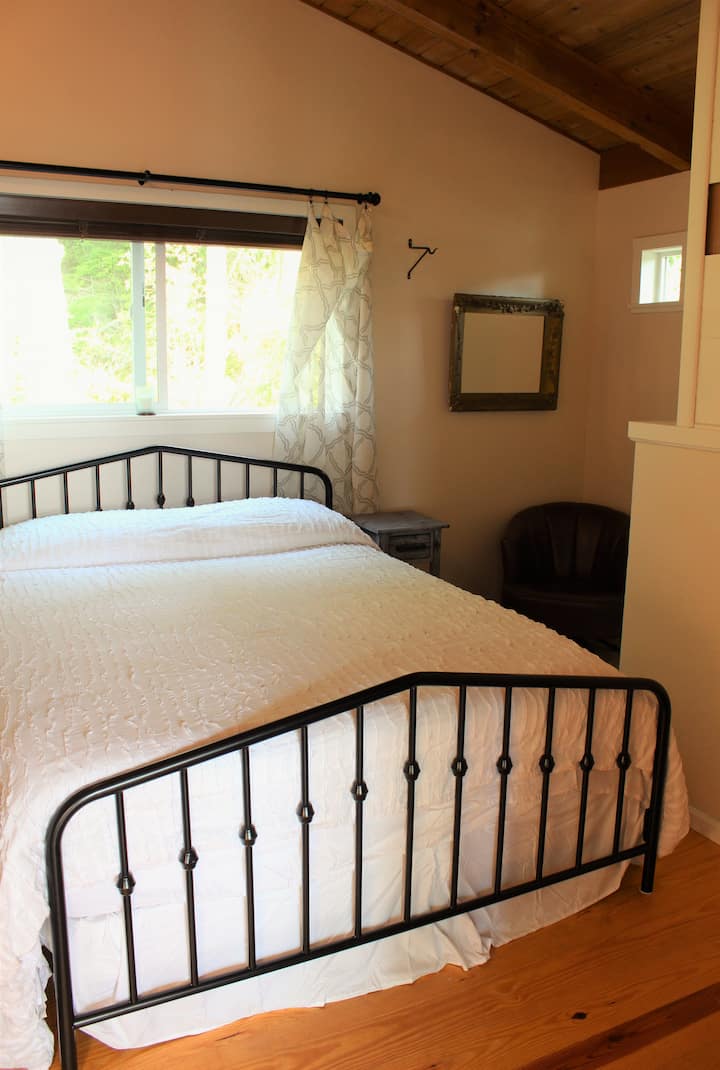 Segundo dormitorio en la planta superior con cama tamaño queen.