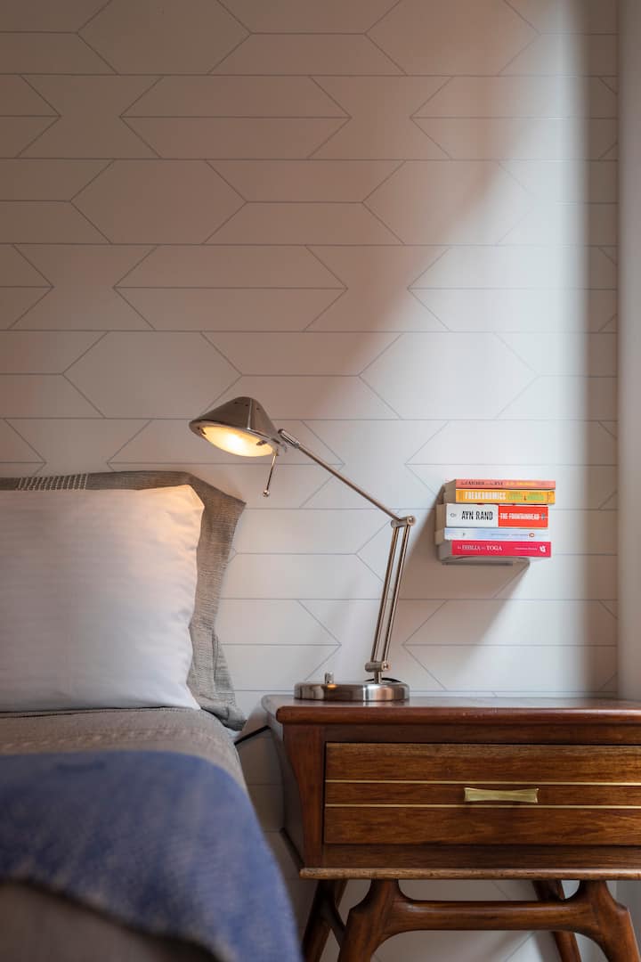 The furniture of the 1950s contrasts perfectly with the modern style of the building.