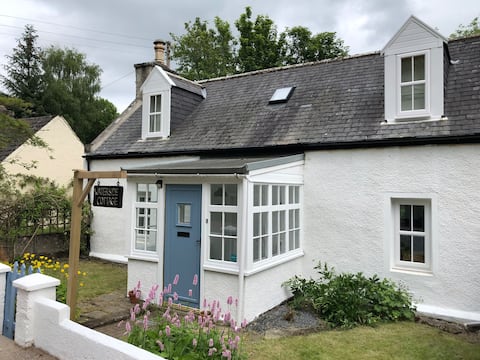 Charming Riverside Cottage in heart of Speyside