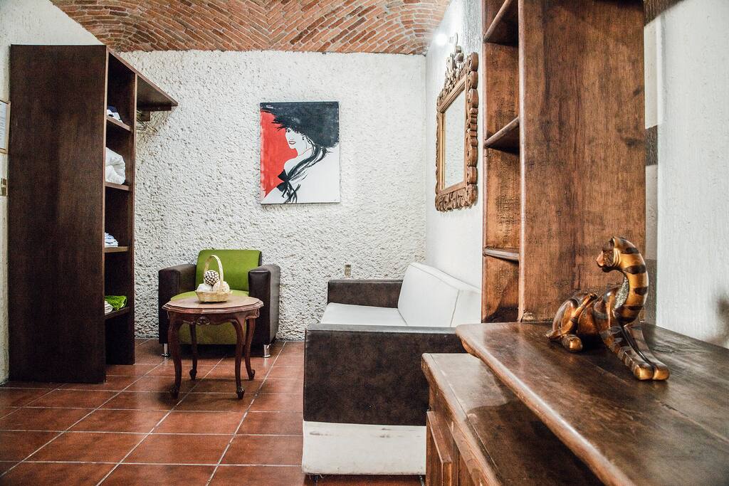 La Suite "Girasol" además de estar amueblado, también cuenta con 1 cama matrimonial, un espacio con 1 sillón, 1 sofa y 1 Mesa de centro. Habitación ideal para 3 personas.