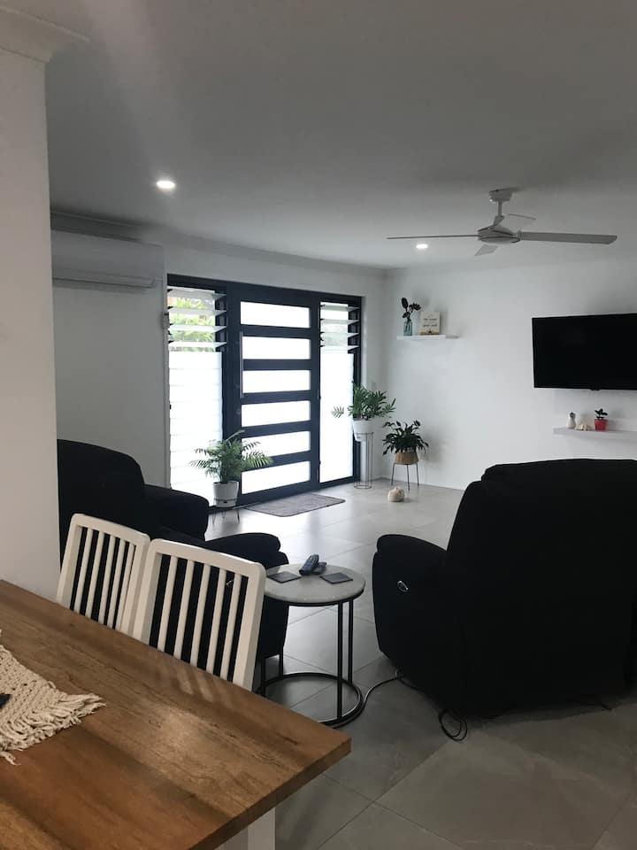 Elanora Private Suite/king Bed Close To Beach - Coolangatta